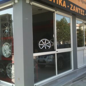 Τζαμιαρίες σε κατάστημα Ελαστικών στην Χαλκίδα