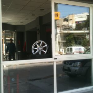 Τζαμιαρίες σε κατάστημα Ελαστικών στην Χαλκίδα