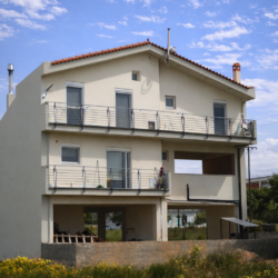 Κατοικία στην Κάνηθο Χαλκίδας με κουφώματα αλουμινίου Europa