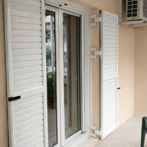 Αντικατάσταση ξύλινων κουφωμάτων με ενεργειακά αλουμινίου σε διαμέρισμα στη Μεταμόρφωση