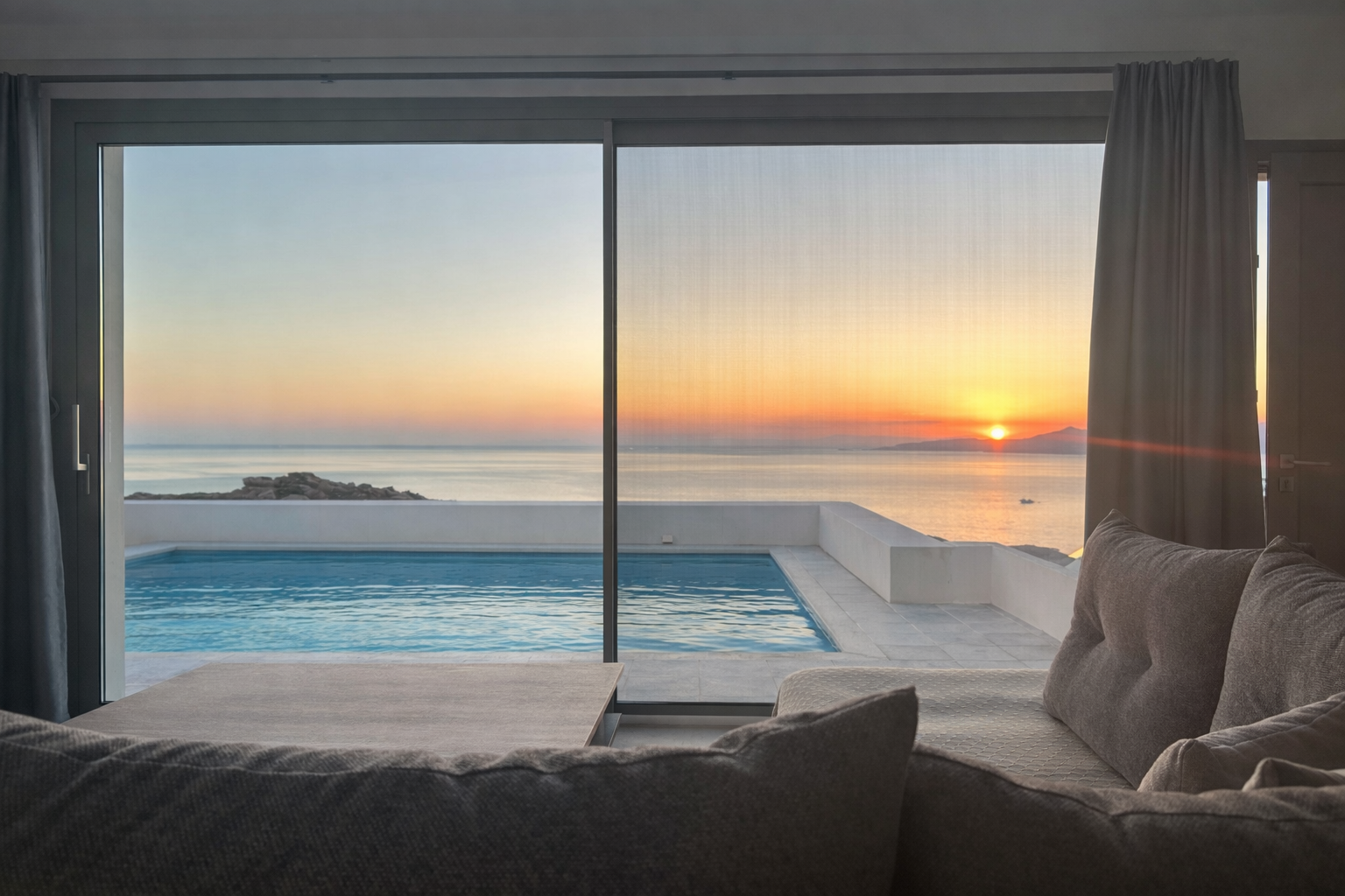 Υπόσκαφη κατοικία στην Κάρυστο με ενεργειακά κουφώματα αλουμινίου minimal αισθητικής