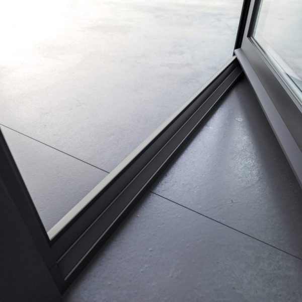 Απρόσκοπτη κίνηση προς το εσωτερικό ή το εξωτερικό, με δυνατότητα για χαμηλό κατωκάσι.