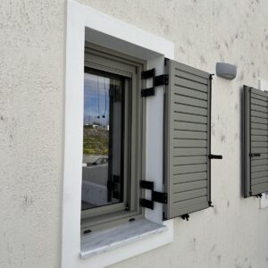 Παραδοσιακή κυκλαδίτικη οικία στη Σαντορίνη με κουφώματα αλουμινίου Europa Hybrid