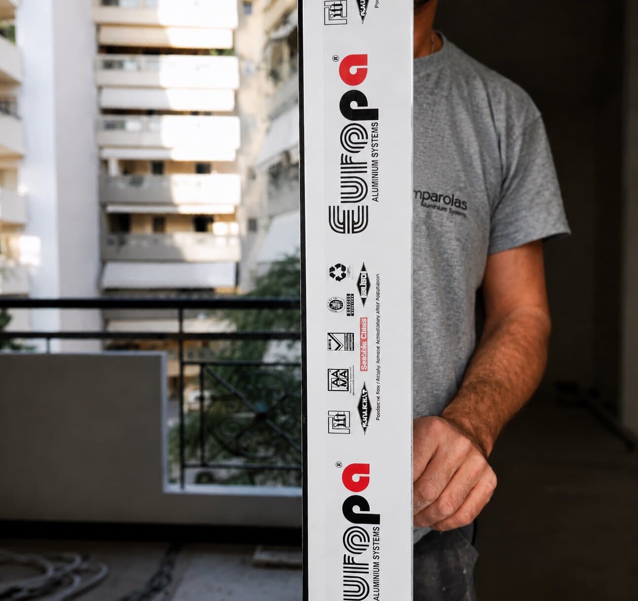 Αντικατάσταση παλαιών κουφωμάτων με ενεργειακά κουφώματα αλουμινίου Europa από τη Mparolas Aluminium Systems.