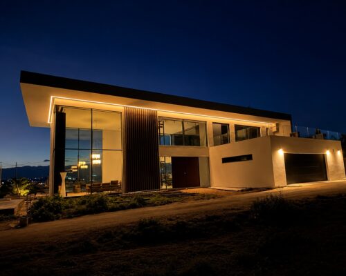 Νυχτερινή αρχιτεκτονική φωτογράφιση luxury private residence με φωτισμό LED, minimal γραμμές και μεγάλα κουφώματα αλουμινίου.