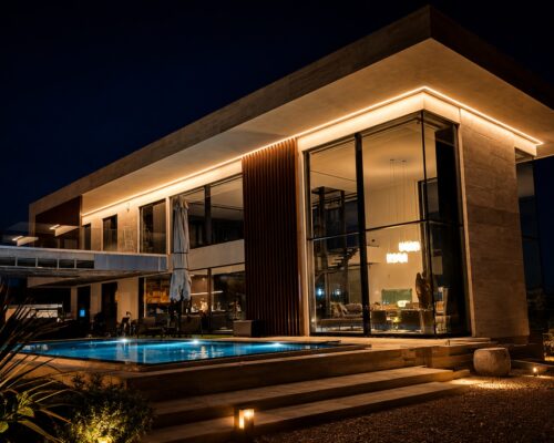 Νυχτερινή αρχιτεκτονική φωτογράφιση luxury private residence με φωτισμό LED, minimal γραμμές και μεγάλα κουφώματα αλουμινίου.