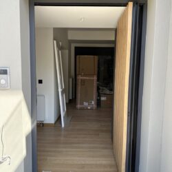 Πόρτα: Αξονική Συνεπίπεδη Αλουμινίου Superior Pivot Door - Mparolas Aluminium systems