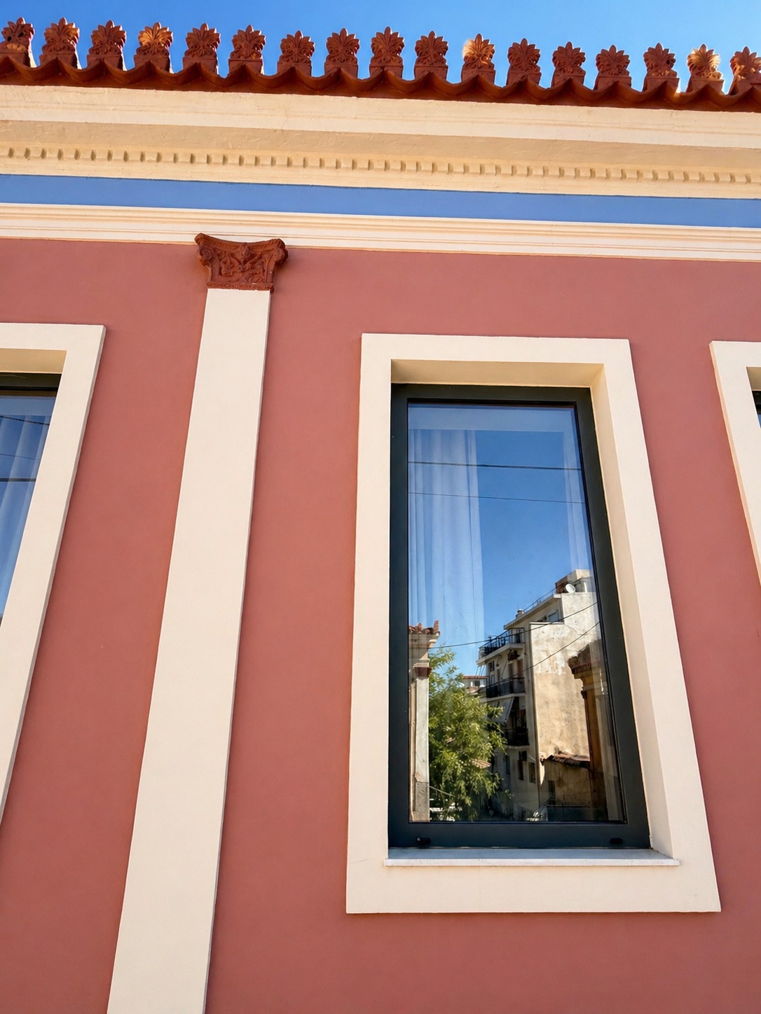 Nεοκλασικό Λαύριο με νέα ενεργειακά Ανοιγόμενα Κουφώματα Αλουμινίου με κρυφό φύλλο Europa - Mparolas