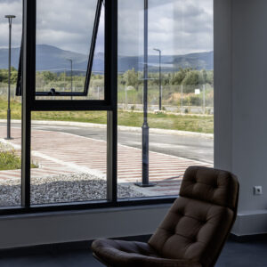προβαλλόμενο παράθυρο σε Υαλοπέτασμα Europa ECW50 Hybrid - Curtain Wall Window