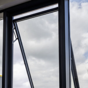 προβαλλόμενο παράθυρο σε Υαλοπέτασμα Europa ECW50 Hybrid - Curtain Wall Window