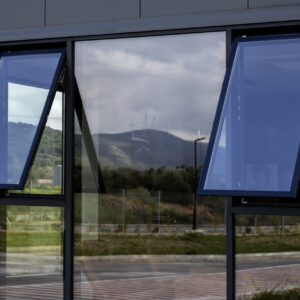 προβαλλόμενο παράθυρο σε Υαλοπέτασμα Europa ECW50 Hybrid - Curtain Wall Window