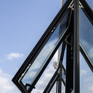 προβαλλόμενο παράθυρο σε Υαλοπέτασμα Europa ECW50 Hybrid - Curtain Wall Window
