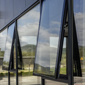 προβαλλόμενο παράθυρο σε Υαλοπέτασμα Europa ECW50 Hybrid - Curtain Wall Window