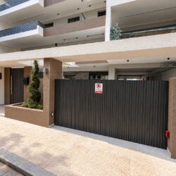 Large anthracite aluminium sliding gate TR55 with vertical architectural profiles