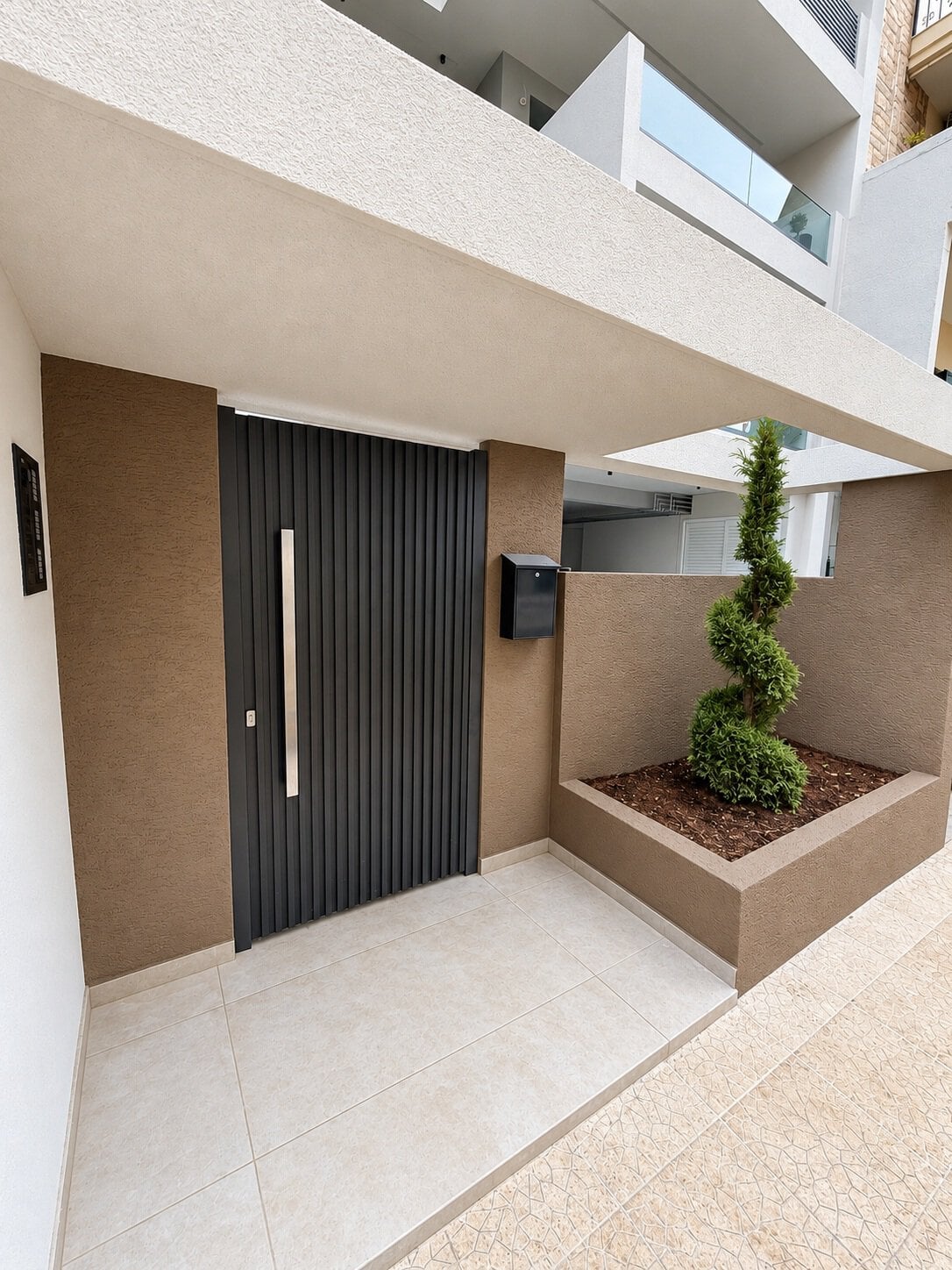 Modern residential entrance with anthracite aluminium pedestrian gate TR55