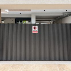 Anthracite sliding aluminium garage gate TR55 integrated into a modern residential entrance