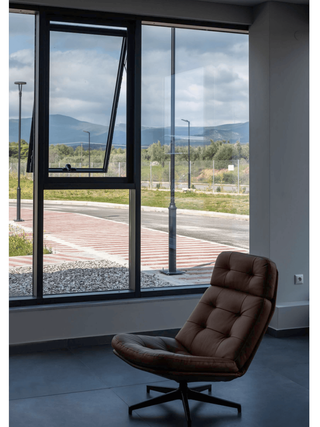 προβαλλόμενο παράθυρο σε Υαλοπέτασμα Europa ECW50 Hybrid - Curtain Wall Window