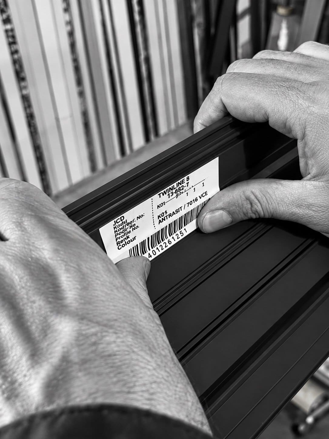 Ετικέτα barcode σε κομμένο προφίλ αλουμινίου για αναγνώριση και ιχνηλασιμότητα κατά την παραγωγή κουφωμάτων Mparolas