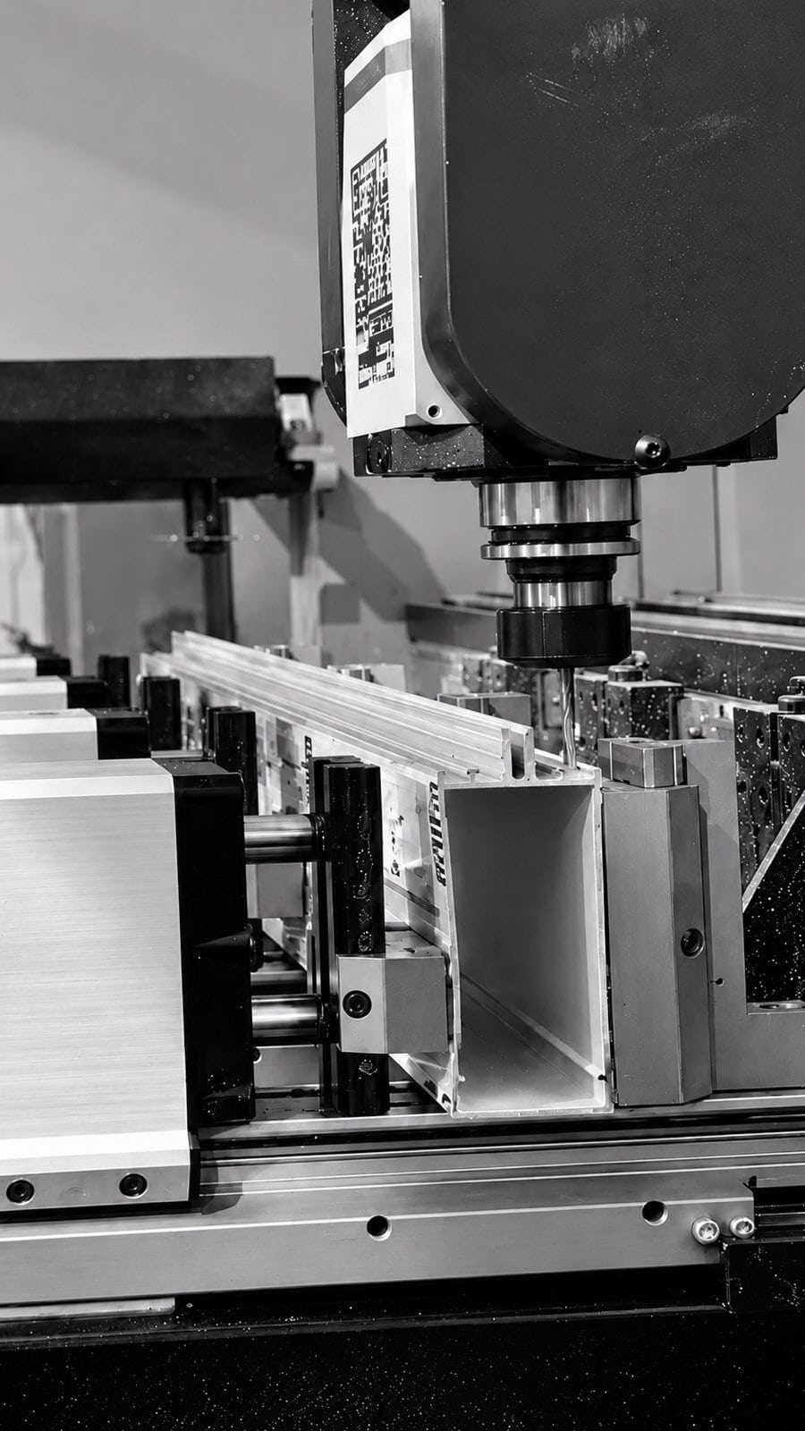 Κατεργασία προφίλ αλουμινίου στο CNC Emmegi Phantomatic M4L της Mparolas
